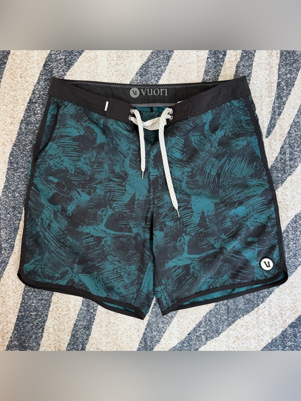 Vuori Cruise Boardshorts Men's Size 32 Swim Trunks 7" Inseam